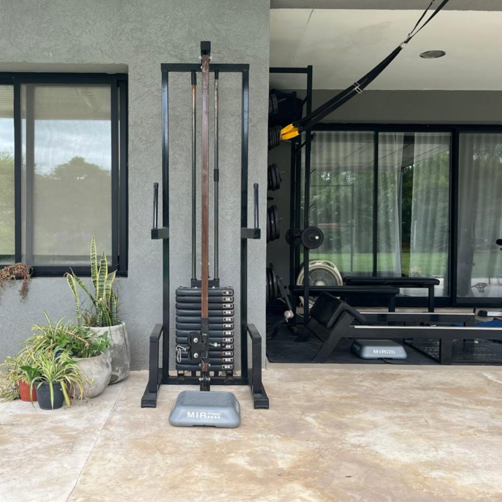 Máquina de polea para entrenamiento de fuerza en Petit Gym, espacio de entrenamiento personalizado de SVAP Biofitness Evolutivo.