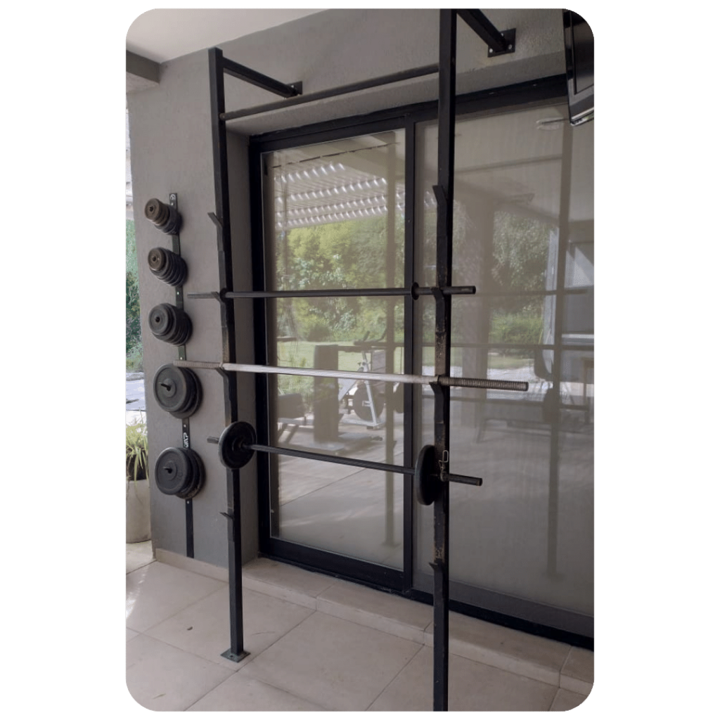 Rack de pared amurable para entrenamiento de fuerza en Petit Gym, parte del equipamiento de SVAP Biofitness Evolutivo.