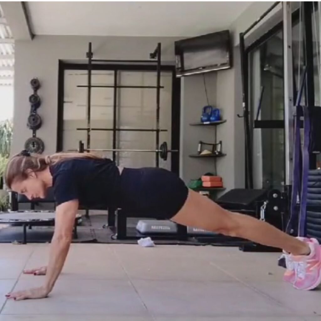 Persona realizando flexiones de brazos, ideal para ganar fuerza desde casa
