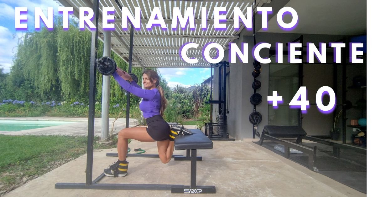 Entrenadora realizando ejercicio de fuerza con pesas en gimnasio funcional, demostrando entrenamiento de fuerza consciente para mantener masa muscular, movilidad y salud metabólica en mujeres mayores de 40.