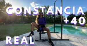 Mujer de más de 40 años entrenando fuerza al aire libre mostrando constancia real en su rutina.