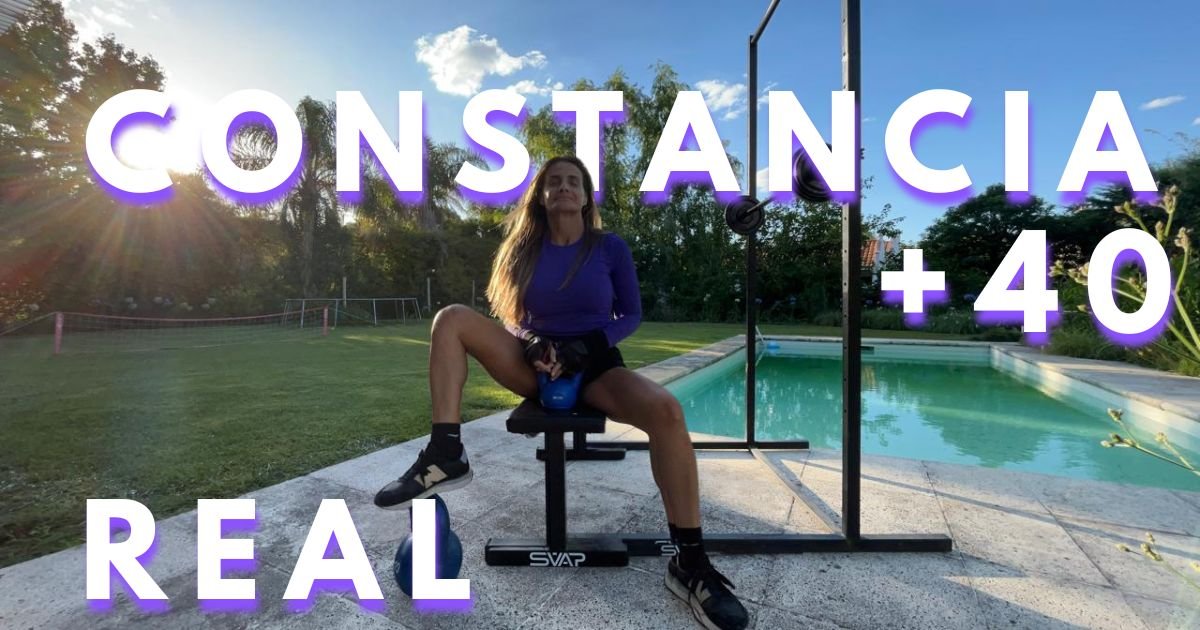 Mujer de más de 40 años entrenando fuerza al aire libre mostrando constancia real en su rutina.