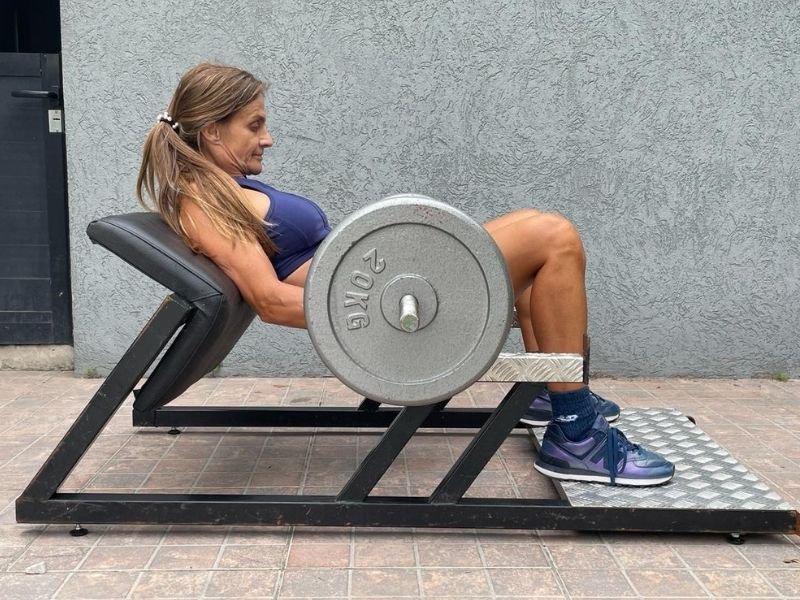 Gabriela Schvap realizando hip thrust como ejercicio de fuerza durante la menopausia para conservar masa muscular