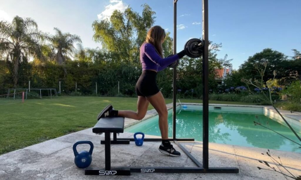 Menopausia y ejercicio de fuerza: Gabriela Schvap realizando entrenamiento de fuerza para conservar masa muscular