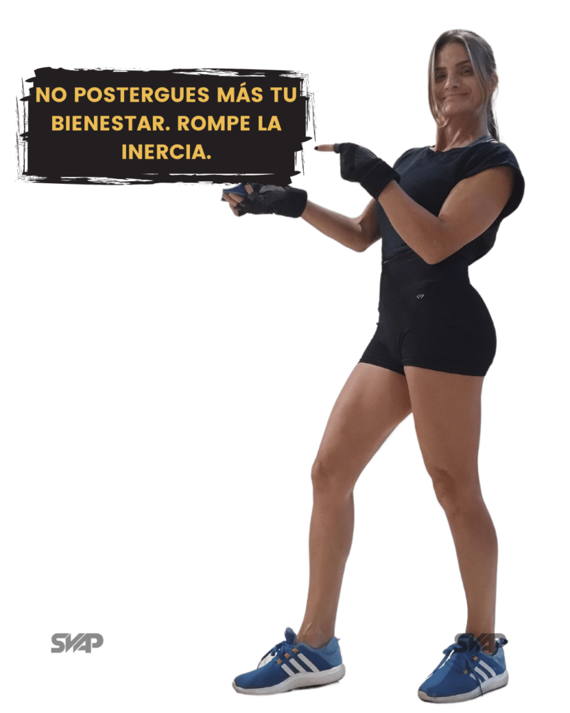 Gabriela Schvap sosteniendo un cartel motivacional, programa Rompe la Inercia de SVAP Biofitness Evolutivo enfocado en superar límites y potenciar el bienestar femenino.