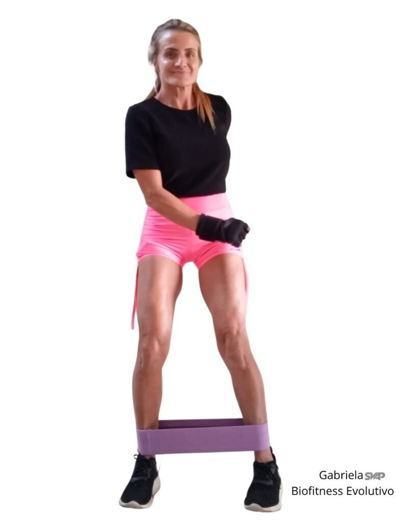 mujer entrenando con banda elástica después de los 40