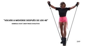 mujer entrenando con banda elástica después de los 40